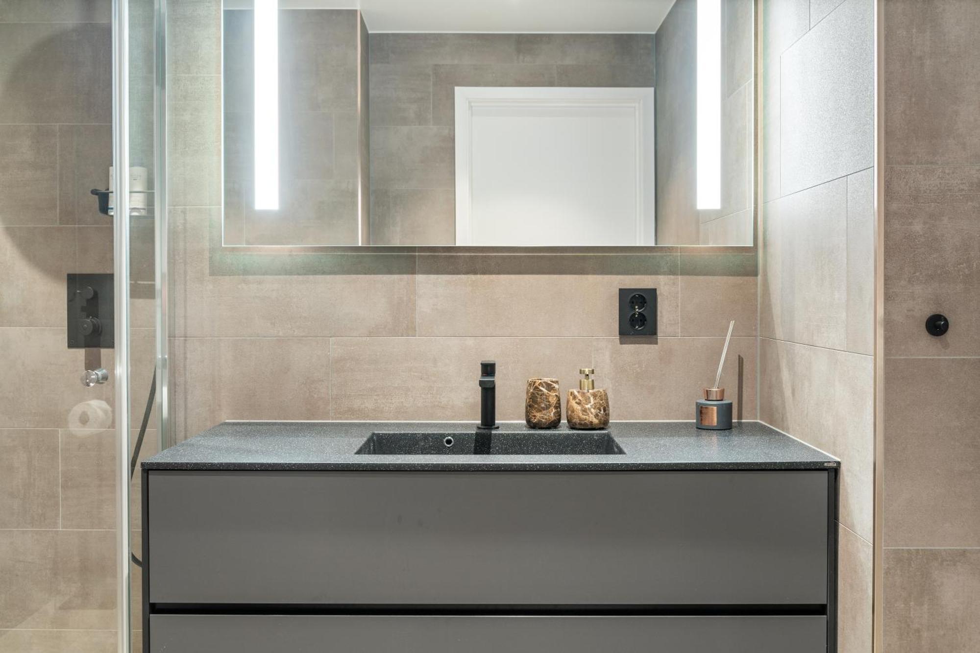 Luxury Apartment Downtown Tromso With 2 Bedrooms And 2 Bathrooms And Parking エクステリア 写真